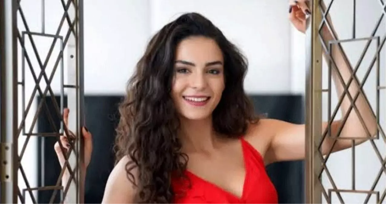 Ünlü oyuncu Ebru Şahin, köy okullarında okuyan çocuklara bot ve mont gönderdi