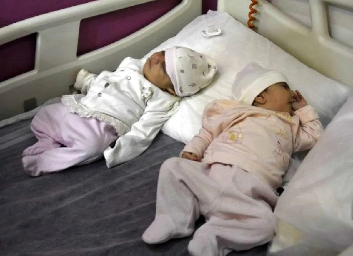 1,5 aylık ikizler ile 2 yaşındaki kızı terk eden anne ve baba gözaltına alındı