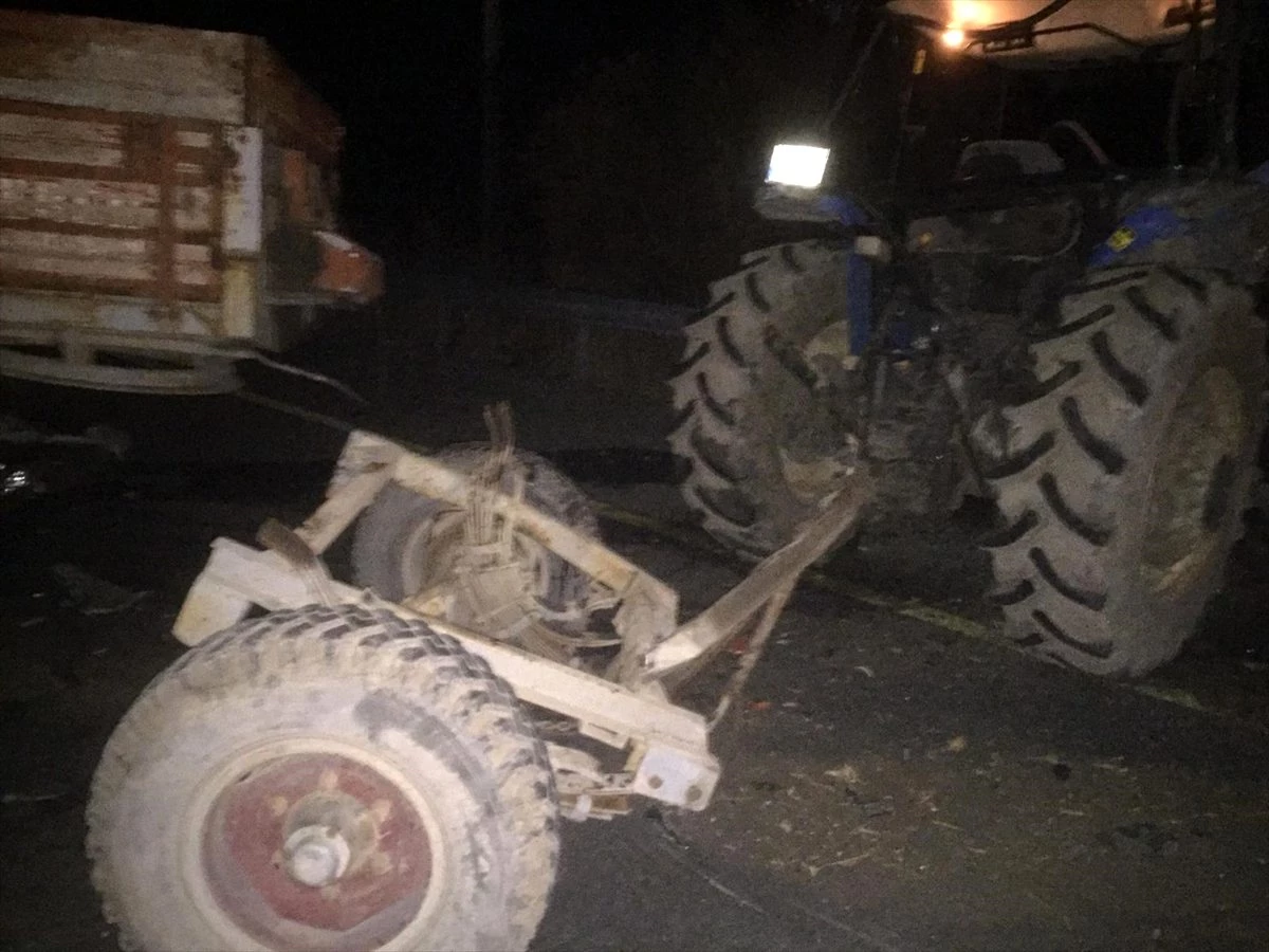 Ağrı\'da minibüs ile traktör çarpıştı: 1 ölü, 18 yaralı