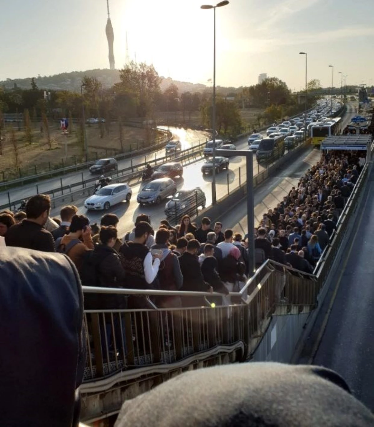 Altunizade metrobüs durağında yine izdiham yaşandı! Vatandaşlar sosyal medyadan tepki gösterdi