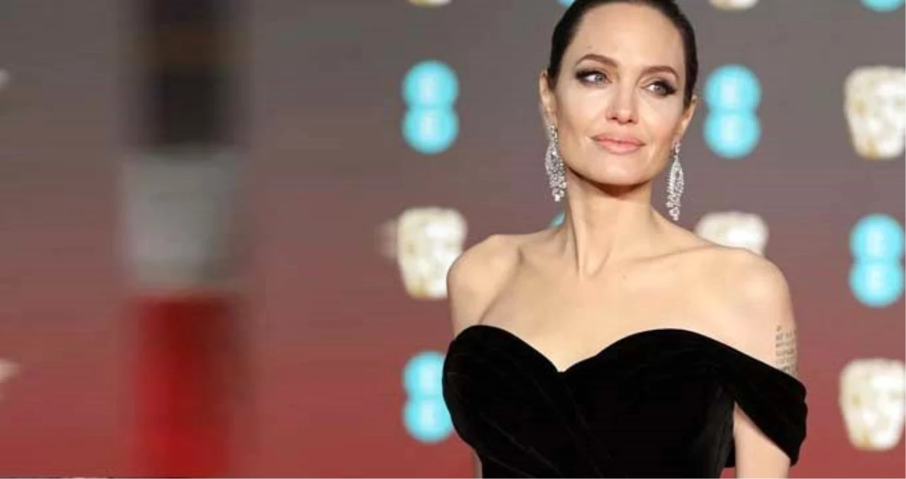 Angelina Jolie, "Brad\'i protesto etmek için soyundum" deyip çıplak poz verdi