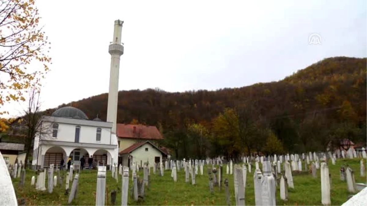 Bosna Hersek\'te rüzgar minareyi devirdi