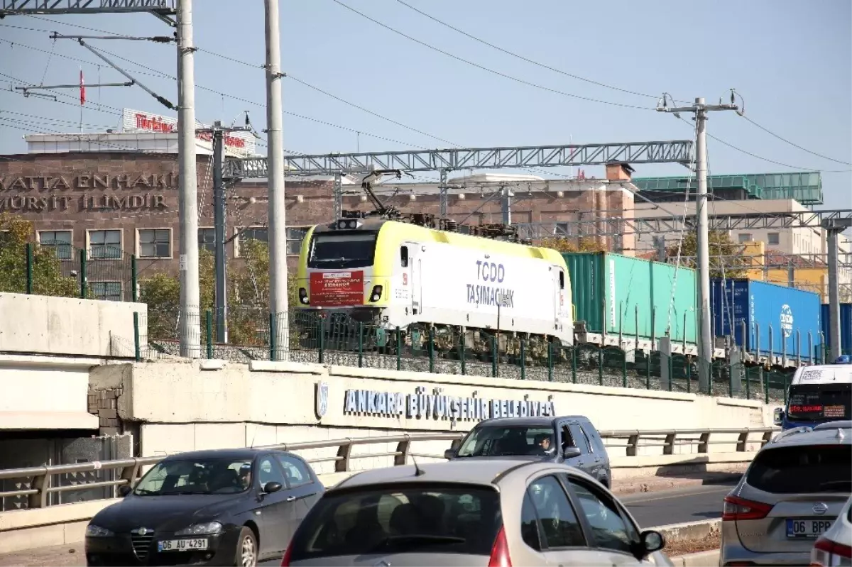 Çin\'den gelen yük treni tarihi geçiş için hareket saatini bekliyor