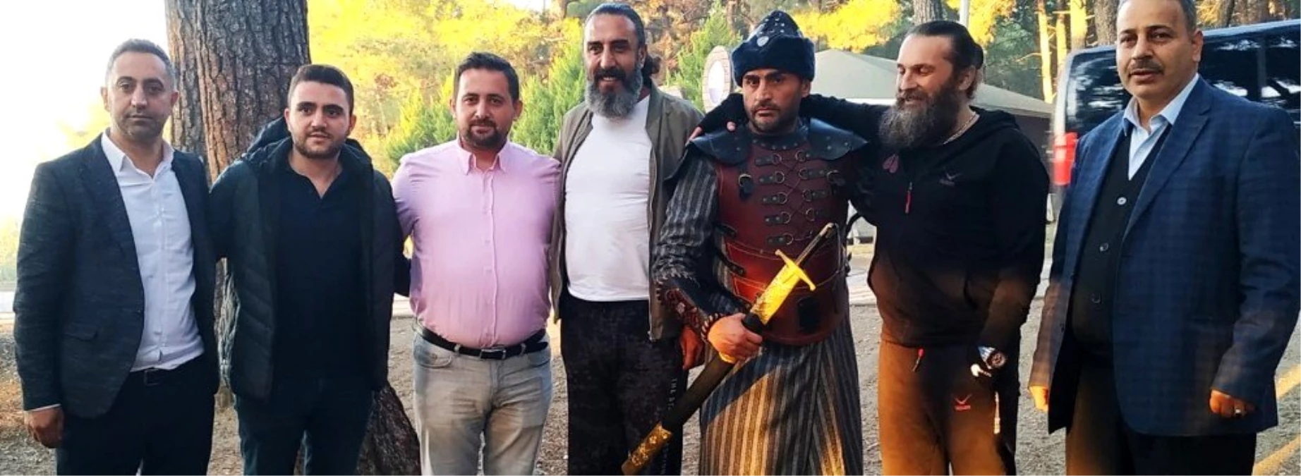 Diriliş Ertuğrul oyuncusu kılıçla döner kesti