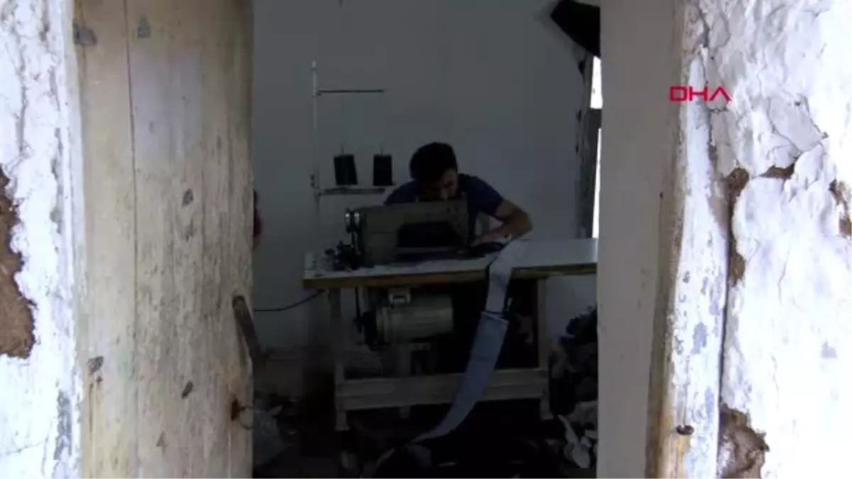 Diyarbakır eşinin terk ettiği kadın, çocuklarıyla beraber haftada bin çift iş eldiveni üretiyor -