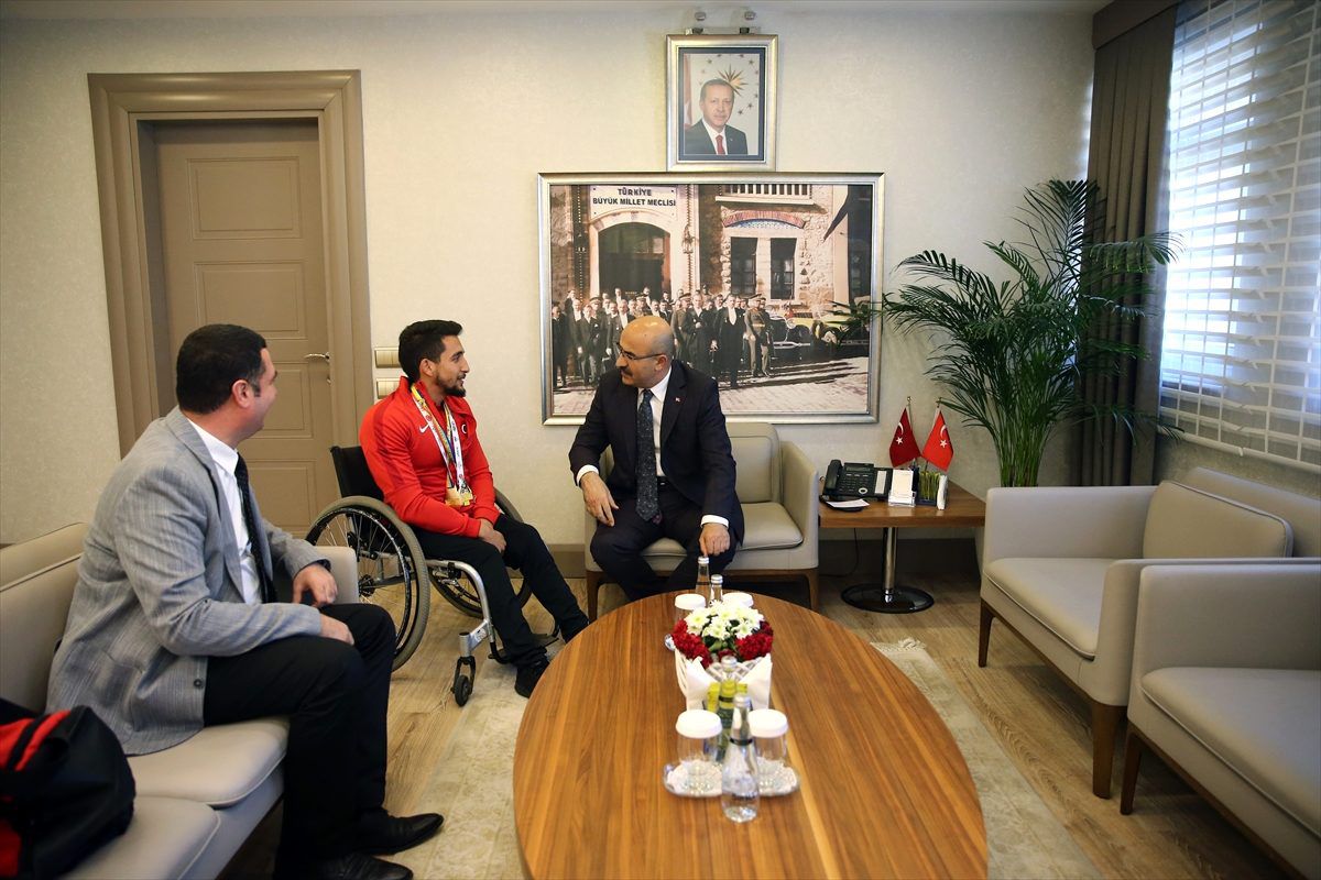 Dünya bilek güreşi şampiyonu engelli sporcudan Vali Demirtaş\'a ziyaret