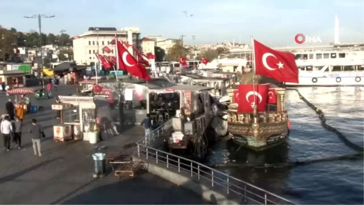 Eminönü\'ndeki balıkçı teknelerinde satış devam ediyor