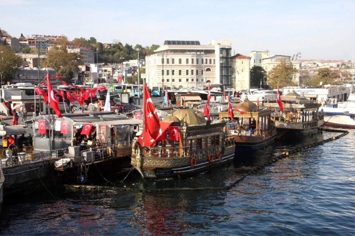 Eminönü\'ndeki balıkçı teknelerinde satış devam ediyor