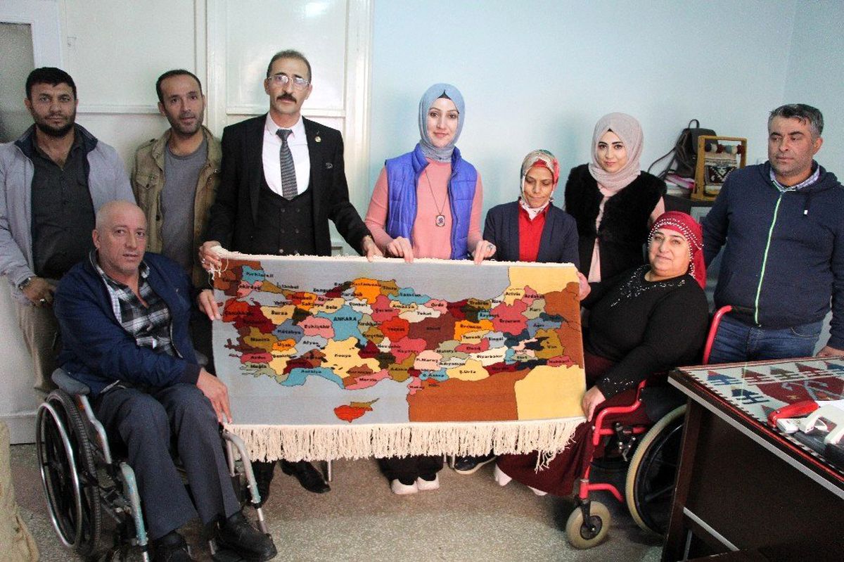 Engelli vatandaşlar, dokudukları halıyı Cumhurbaşkanı Erdoğan\'a ulaştırmak istiyor