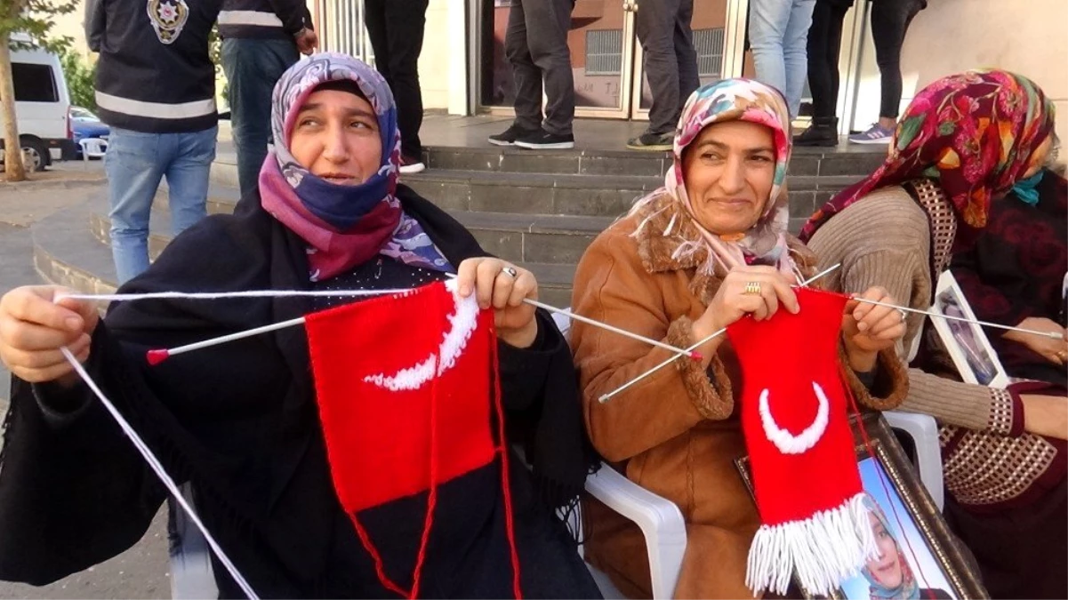 Evlat nöbetindeki anneler Türk bayraklı atkı örüyor