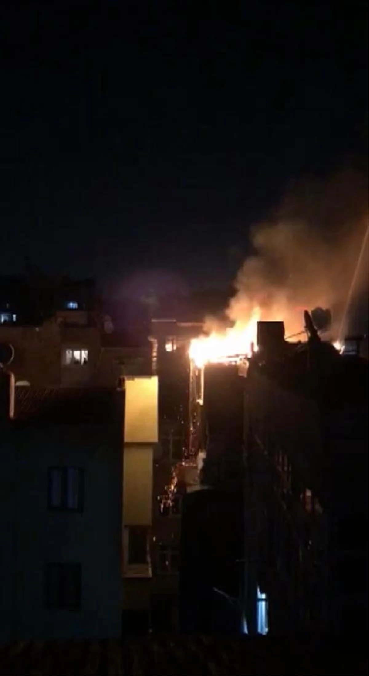 Fatih\'te 6 katlı binanın çatısı alev alev yandı (1)