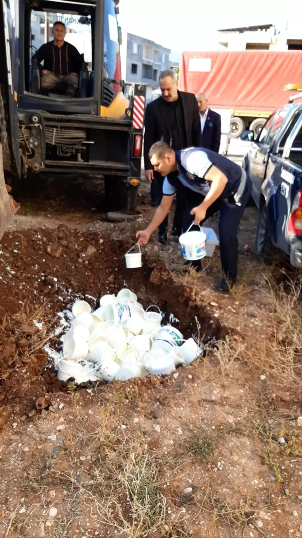 Hatay\'da kaçak imalathanede bir ton yoğurt ve peynir bulundu