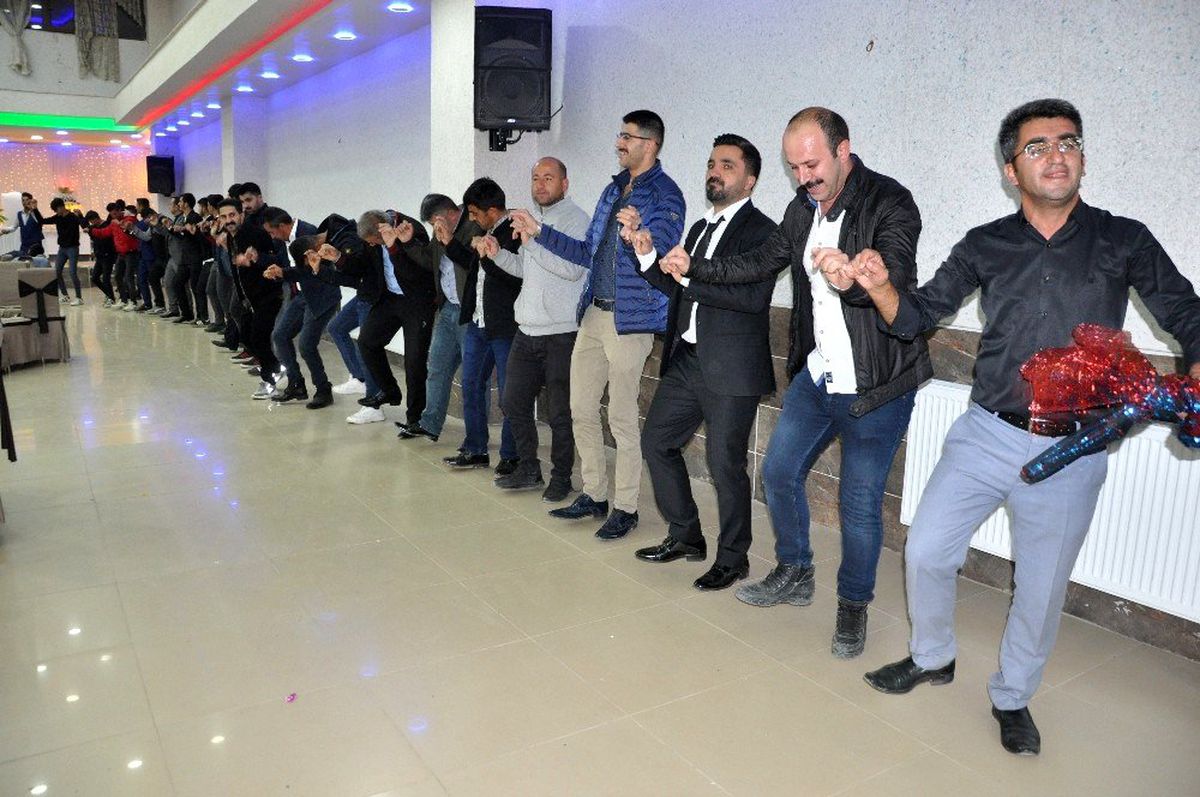 Havalimanı çalışanları halayda buluştu