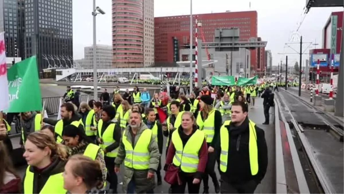 Hollanda\'da binlerce öğretmen greve gitti