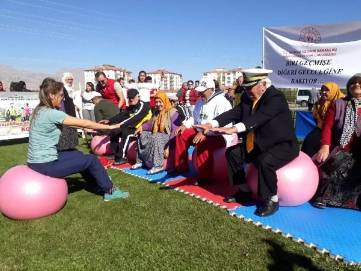 Huzurevi sakinleri, gençlerle geleneksel oyunlar oynadı