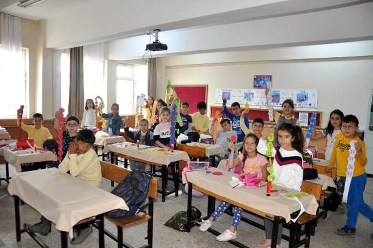 İlkokul öğrencileri, mektupla ilçelerini tanıtıyorlar