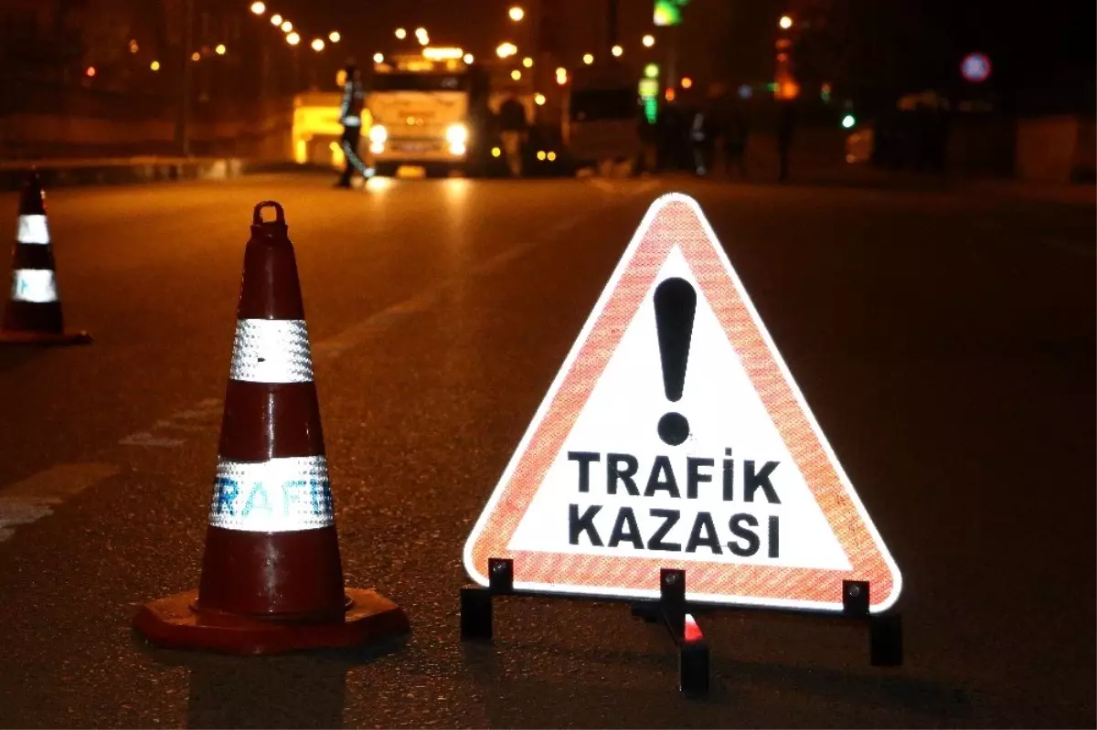 İşçi servisi yönlendirme tabelasına çarptı: 10 yaralı