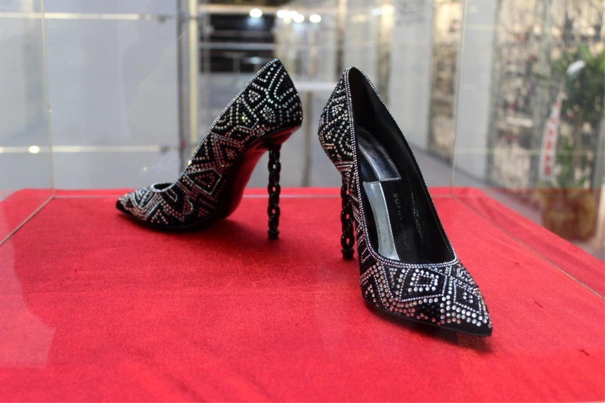 İstanbul\'daki ayakkabı fuarında, el işçiliği ile üretilen topuklu ayakkabı 65 bin TL\'ye satıldı