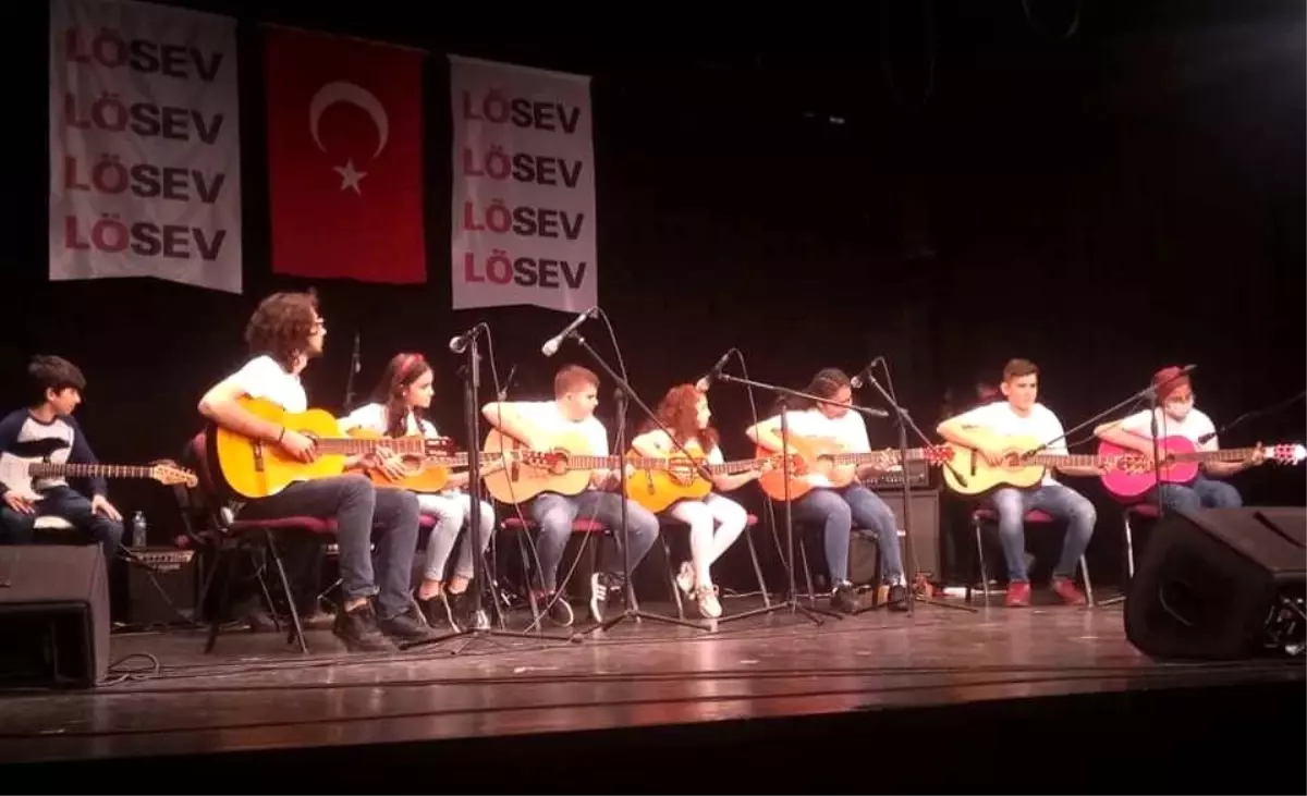 Kan kanserinden kurtulan çocuklar koro kurdu, konser verdi