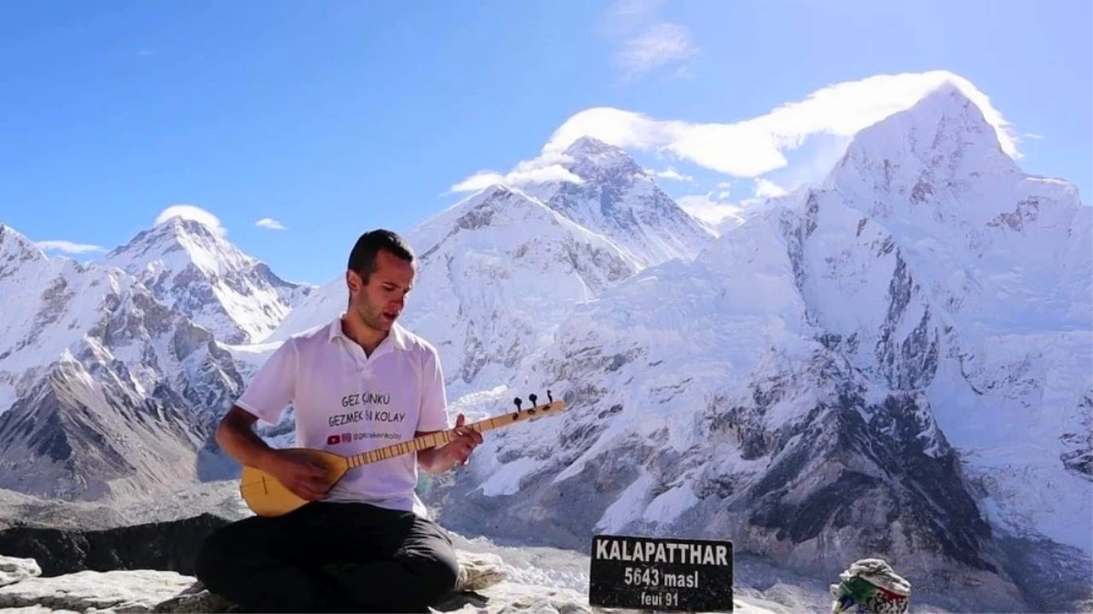 Karamanlı genç, Kala Patthar zirvesinde saz çalıp türkü söyledi