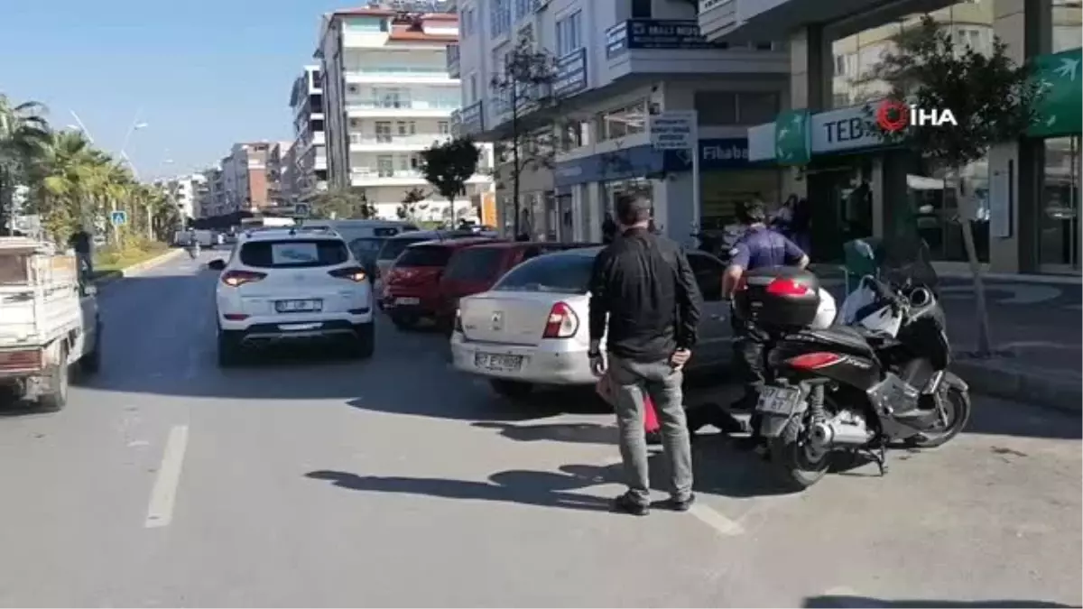 Kaza yapan motosiklet sürücüsünü kaskı kurtardı