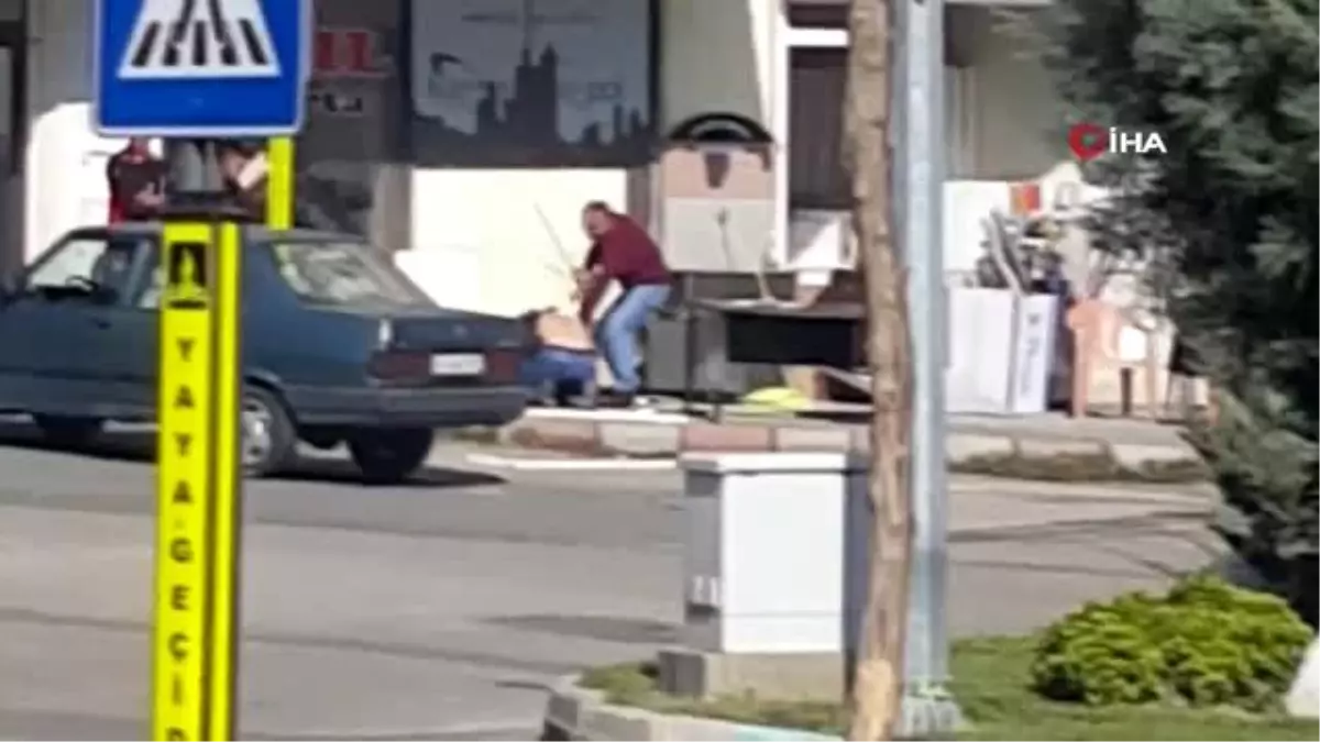 Maddi hasarlı trafik kazası sopalı bıçaklı kavgaya döndü