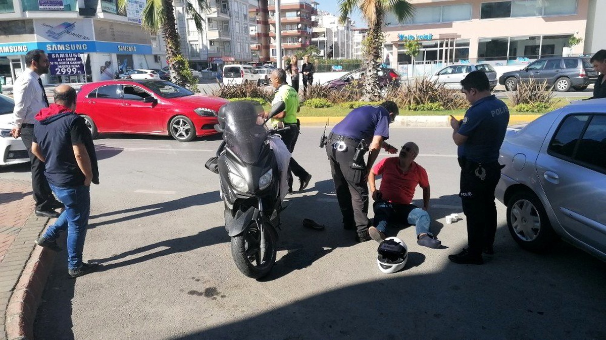 Motosiklet sürücüsü kaskı sayesinde kazadan yaralı kurtuldu