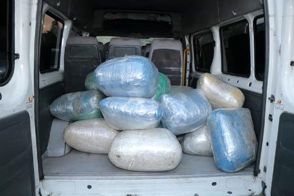 Öğrenci servisinde 176 kilo esrar ele geçirildi