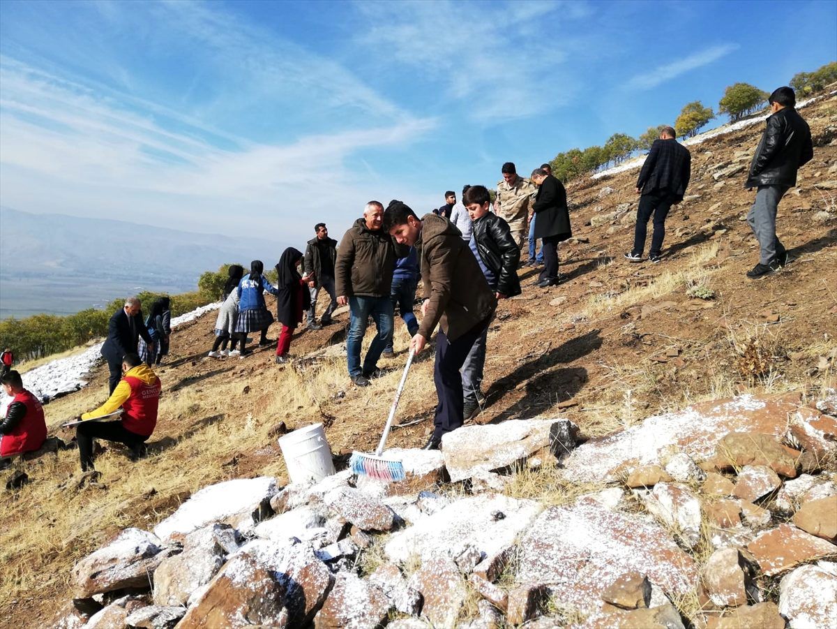Öğrenciler, Manzığ Dağı\'na çizilen ay ve yıldızı boyadı