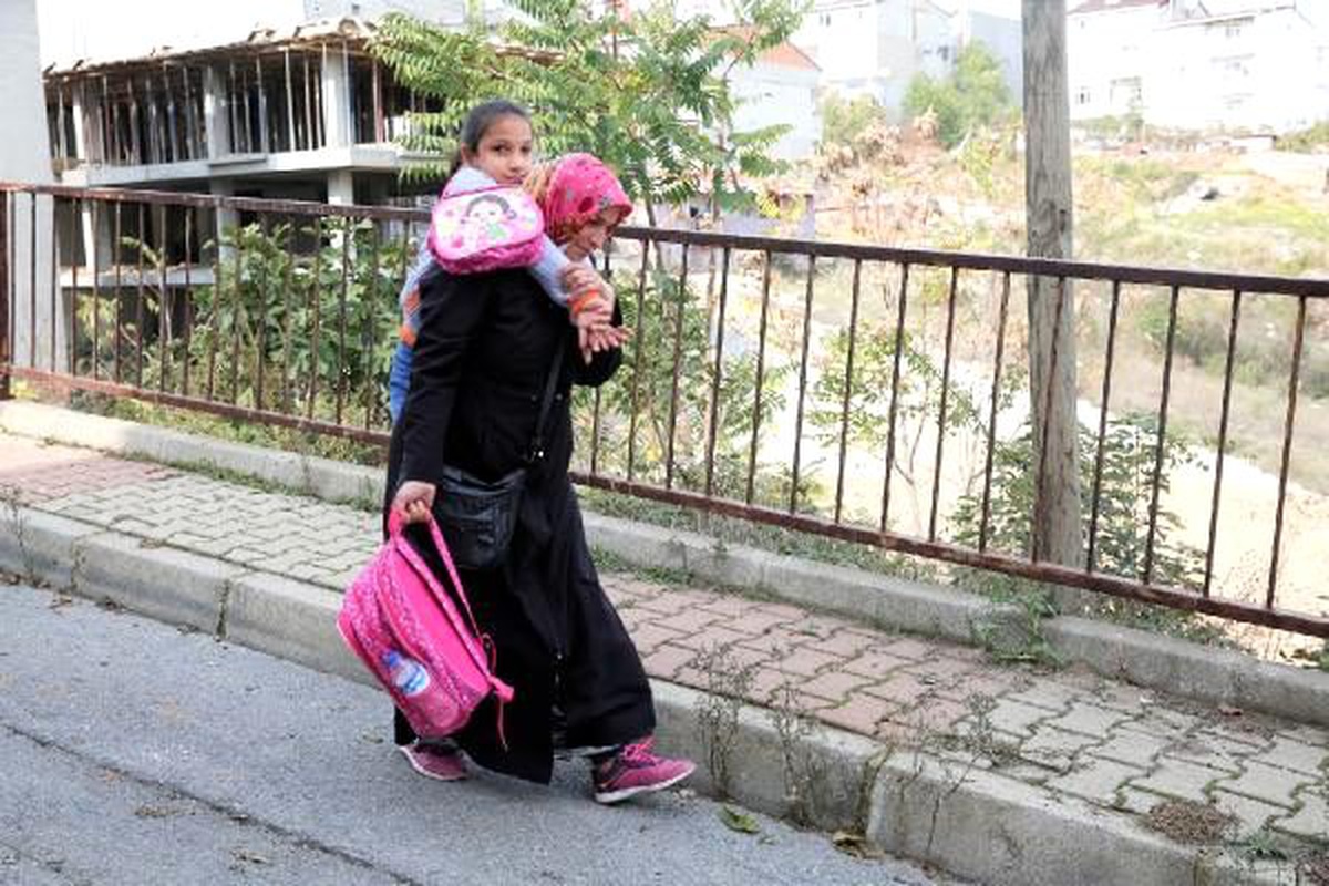 Okula annesinin sırtında giden Suna\'ya tekerlekli sandalye geldi