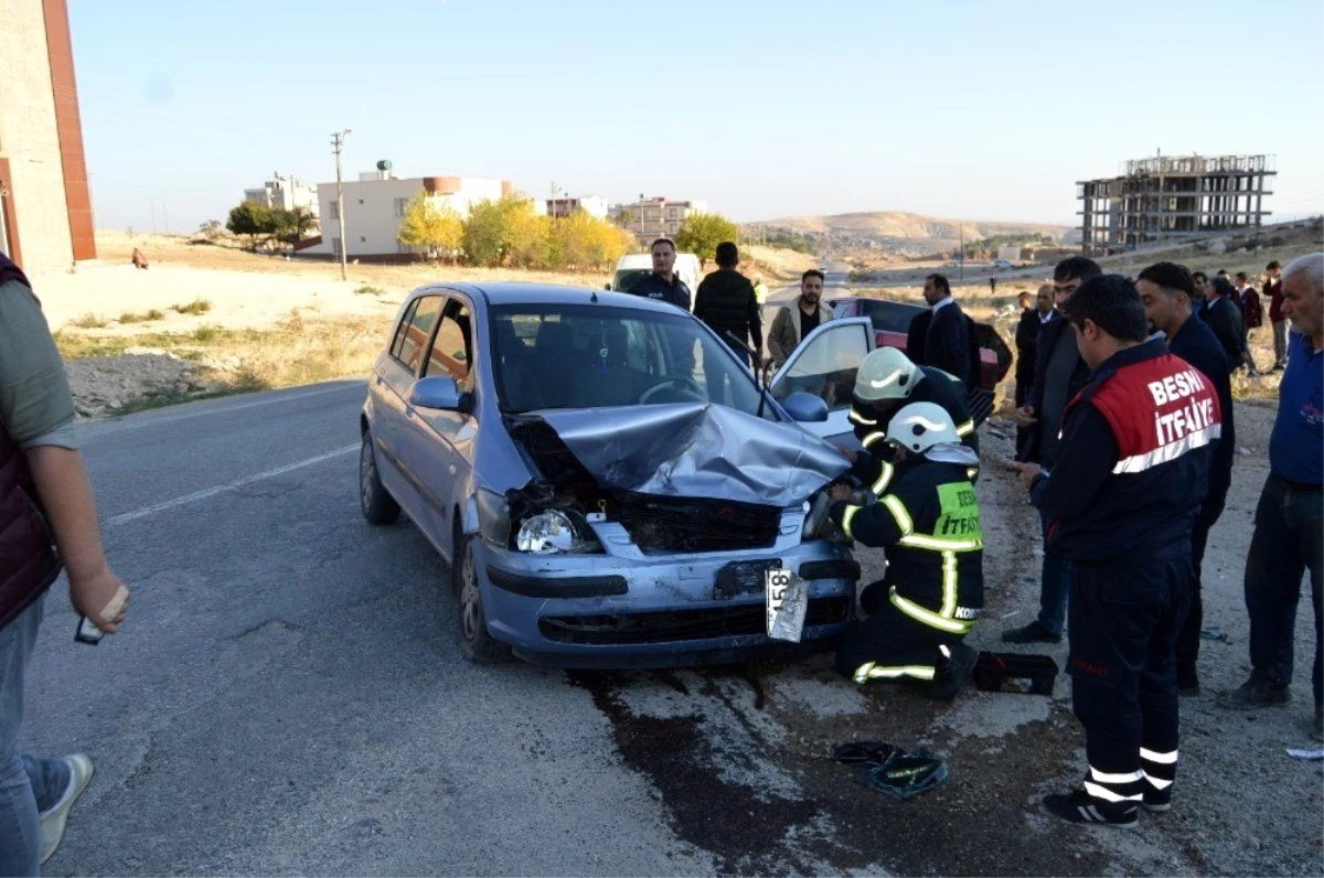 Otomobiller kafa kafaya çarpıştı