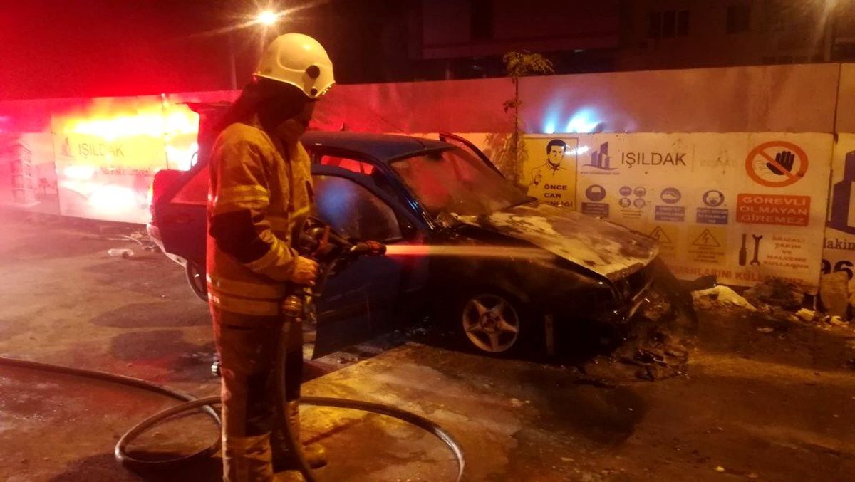 Park halindeki otomobil alev aldı