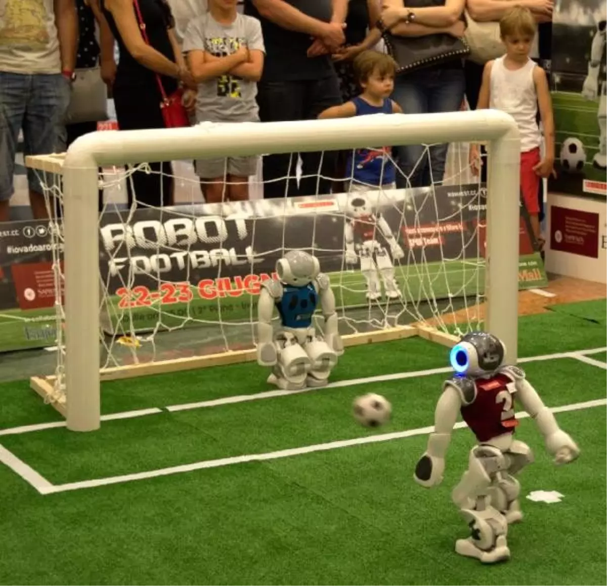 Robot futbolcular, insan rakiplerine karşı mücadeleye hazırlanıyor