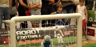 Robot futbolcular, insan rakiplerine karşı mücadeleye hazırlanıyor