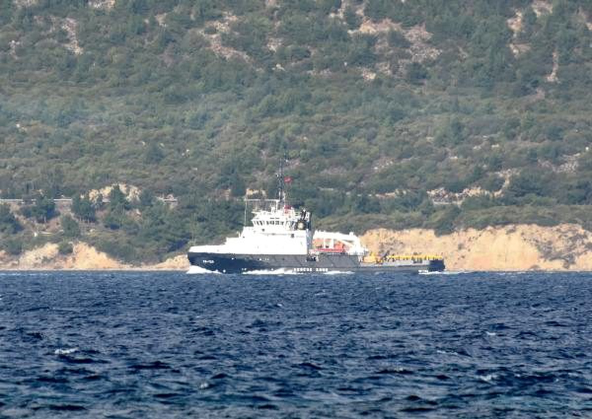 Rus askeri römorkörü Çanakkale Boğazı\'ndan geçti