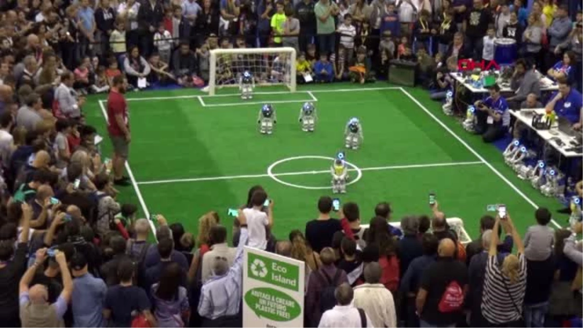 Spor robot futbolcular, insan rakiplerine karşı mücadeleye hazırlanıyor