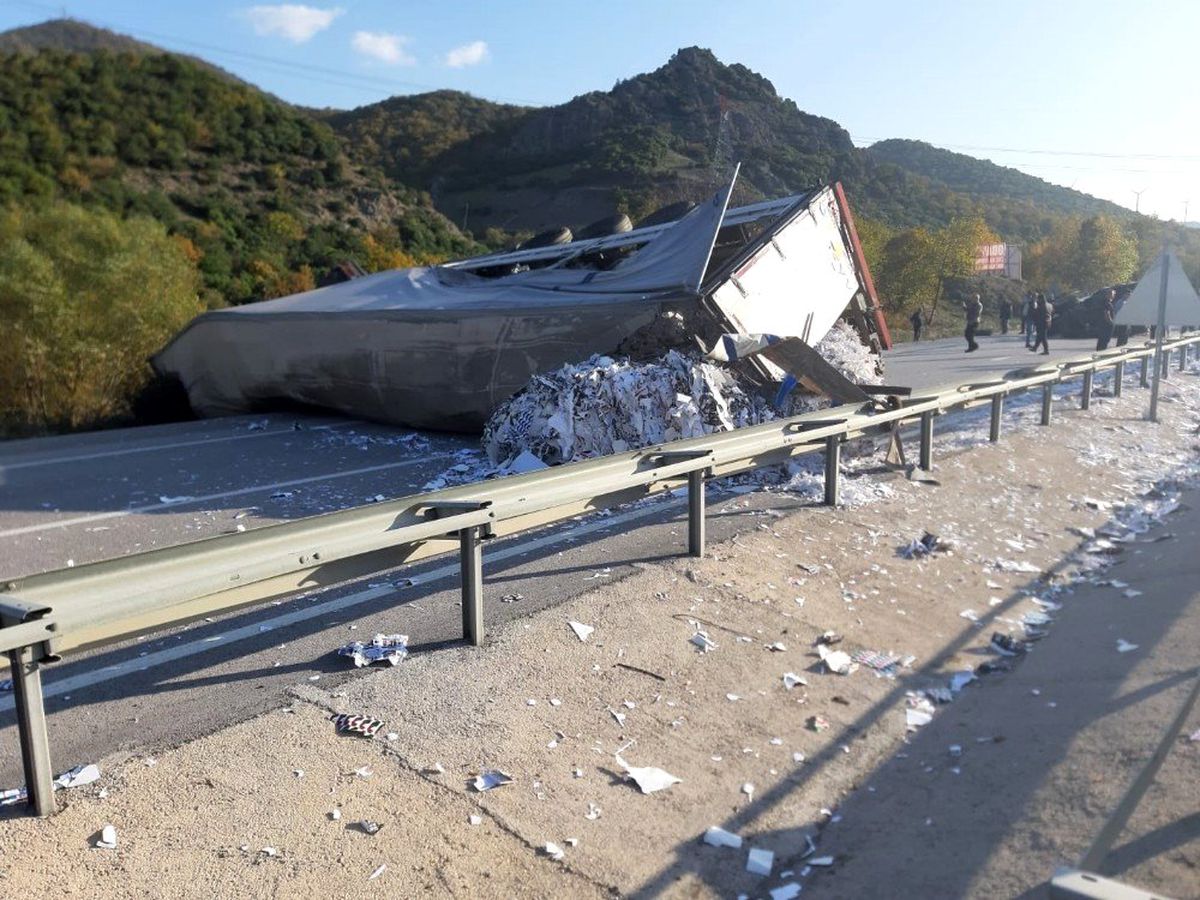 Tır ile traktör çarpıştı: 2 yaralı