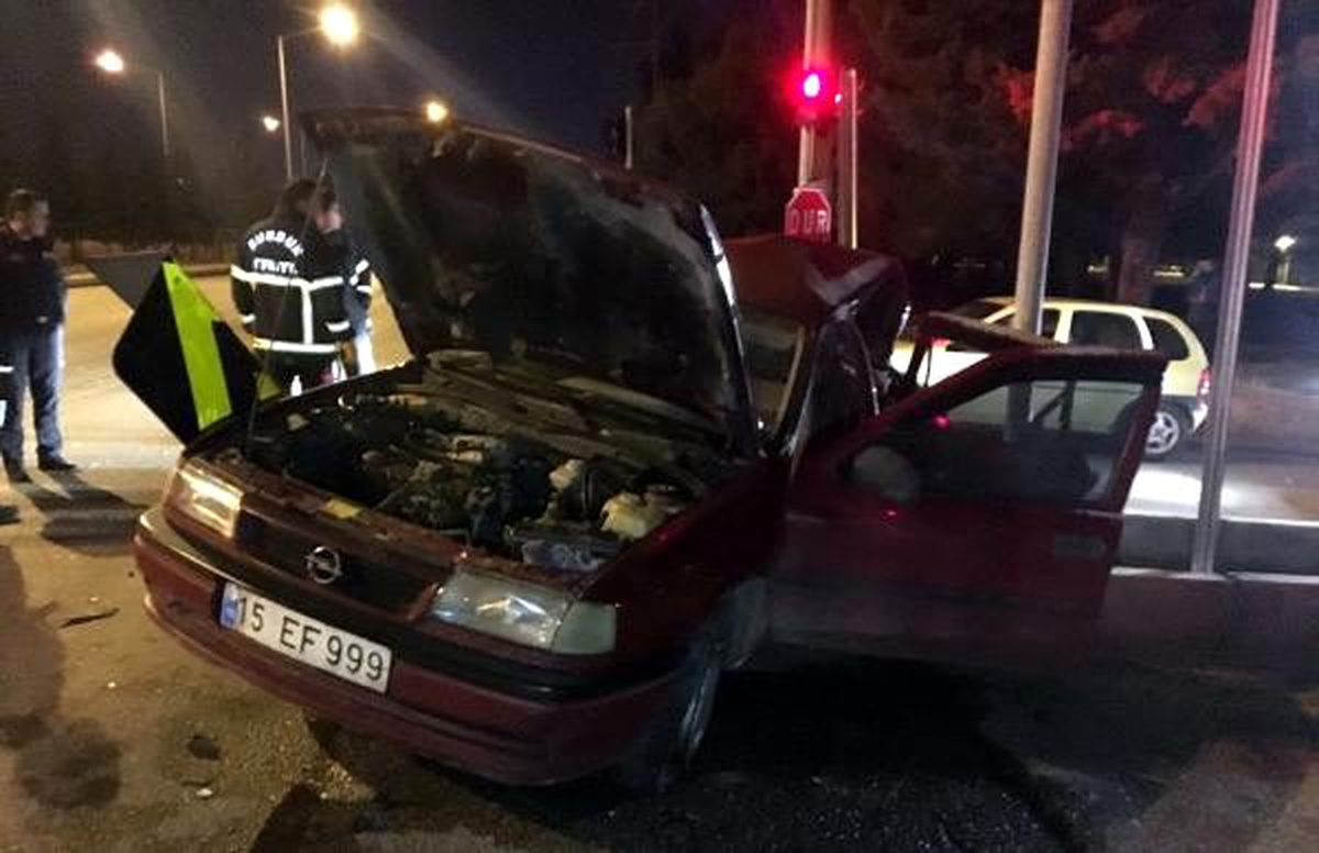 TIR\'ın kırmızı ışıkta bekleyen otomobile çarptığı anlar kamerada
