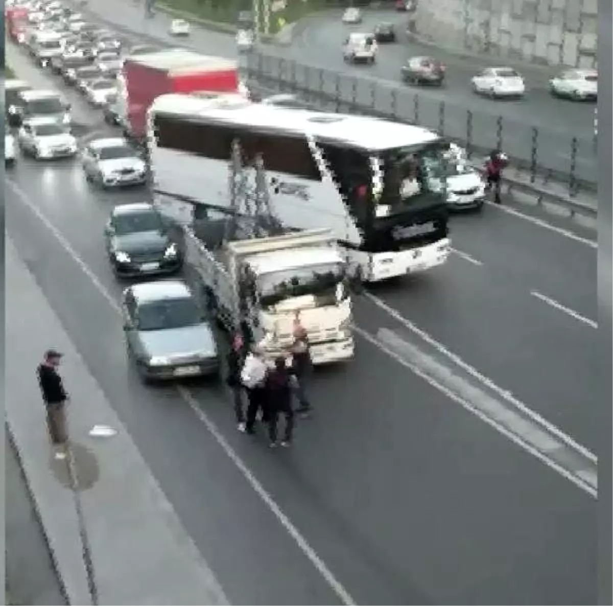 Trafikte sopalı kavga kamerada