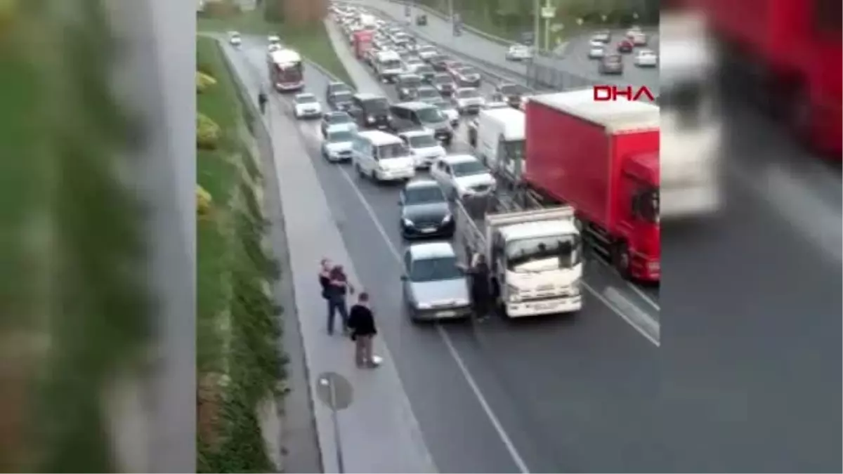 Trafikte sopalı kavga kamerada