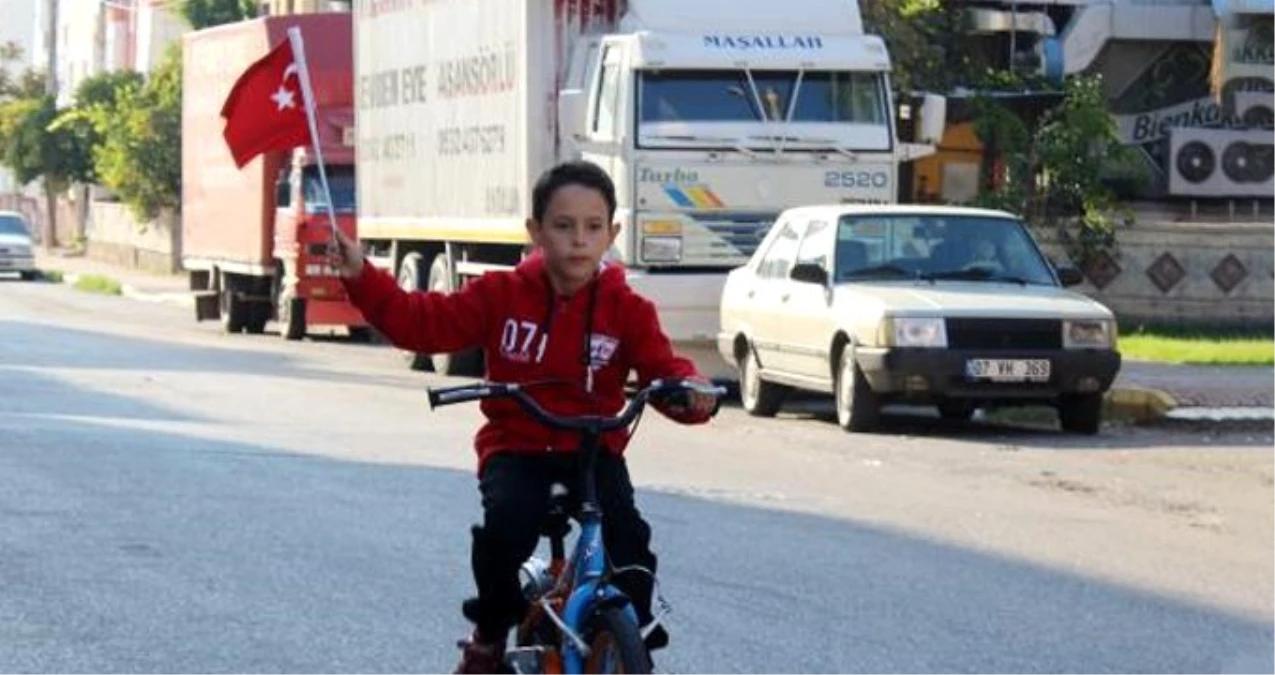 Türk bayrağı asılı bisikletiyle Gündoğdu Marşı\'nı söyleyen çocuk konuştu: Bir kadın bana \'Bayrağı indir\' dedi, marşı daha gür söyledim