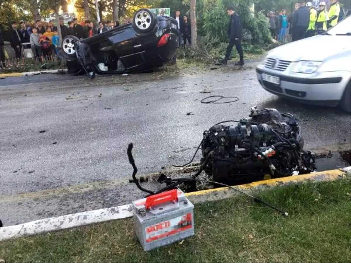 Ağaca çarpan otomobil ters döndü, motoru yerinden fırladı