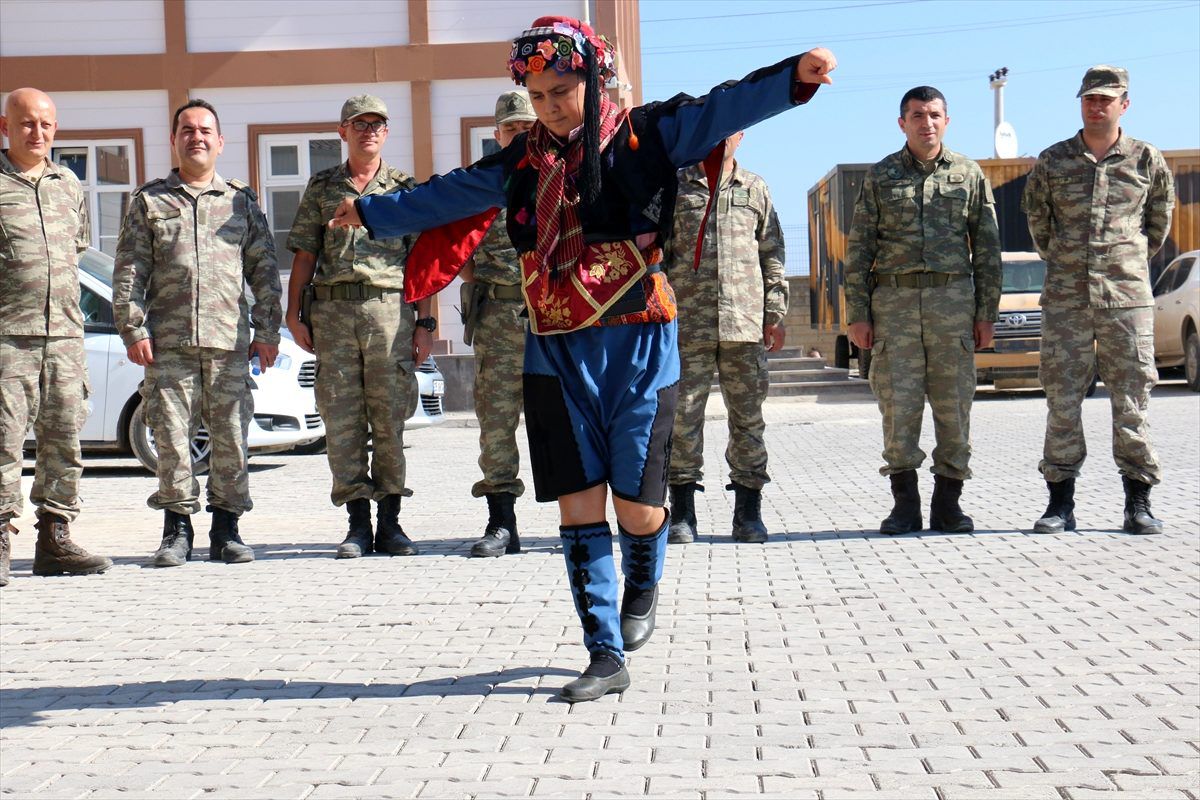 Akçakale\'deki askerlere "Efeli" moral ziyareti