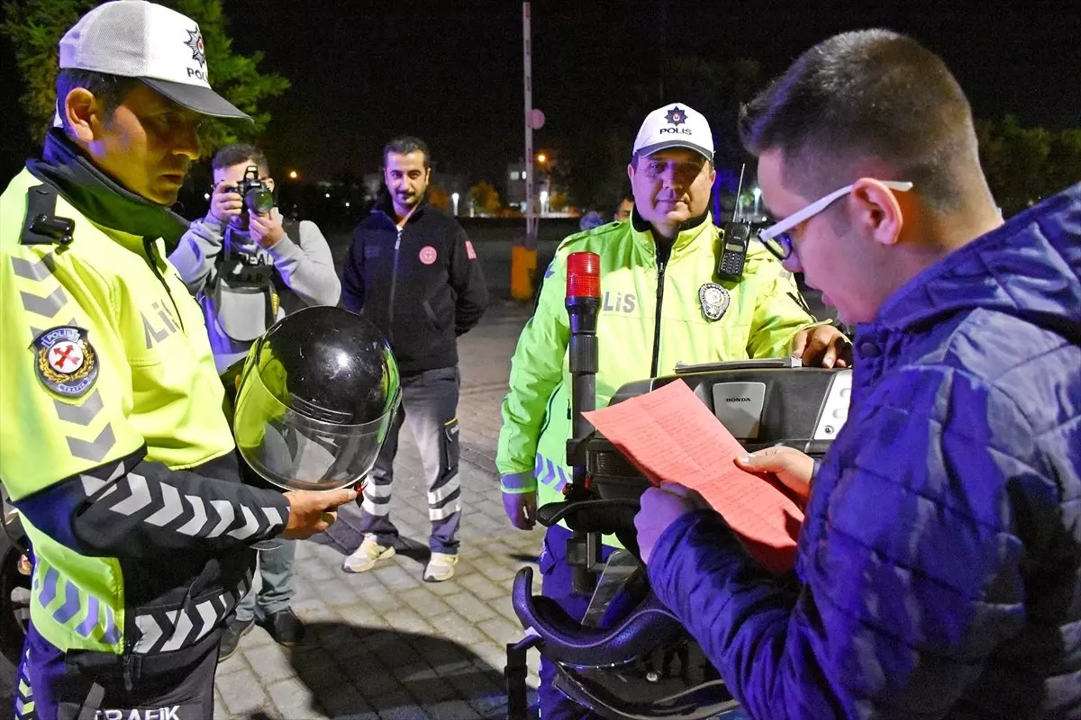 Anneden kask takmayan oğluna "polise yakalatmalı" doğum günü sürprizi