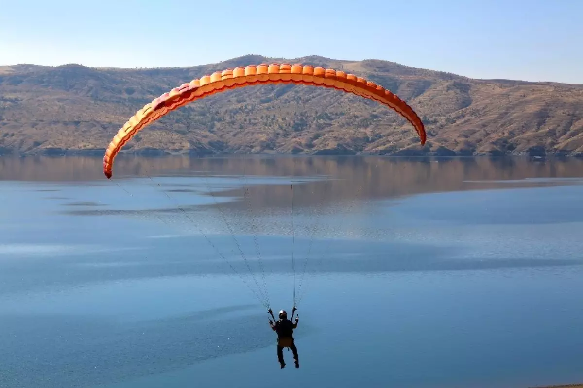 Baraj manzarası eşliğinde yamaç paraşütü keyfi