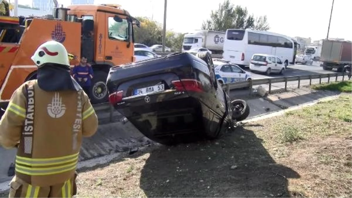 Başakşehir\'de emniyet şeridindeki minibüse çarpan araç takla attı