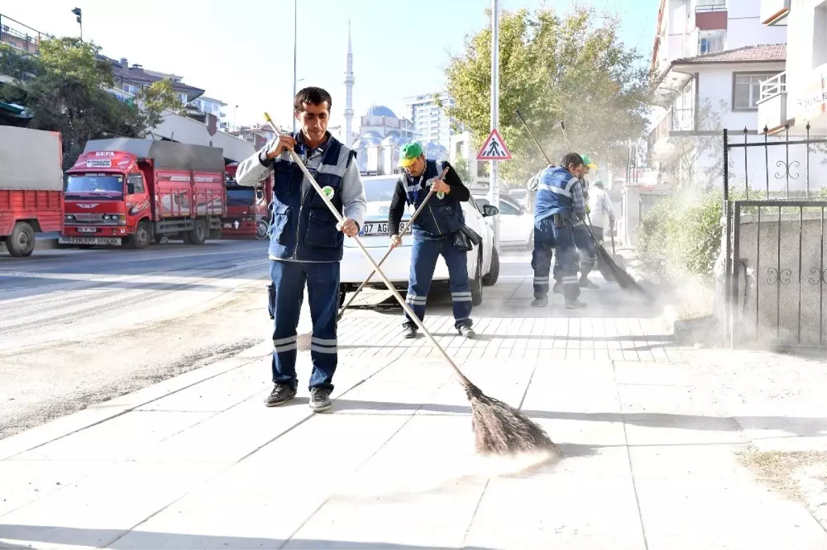 Başkan Murat Köse sokakları süpürdü