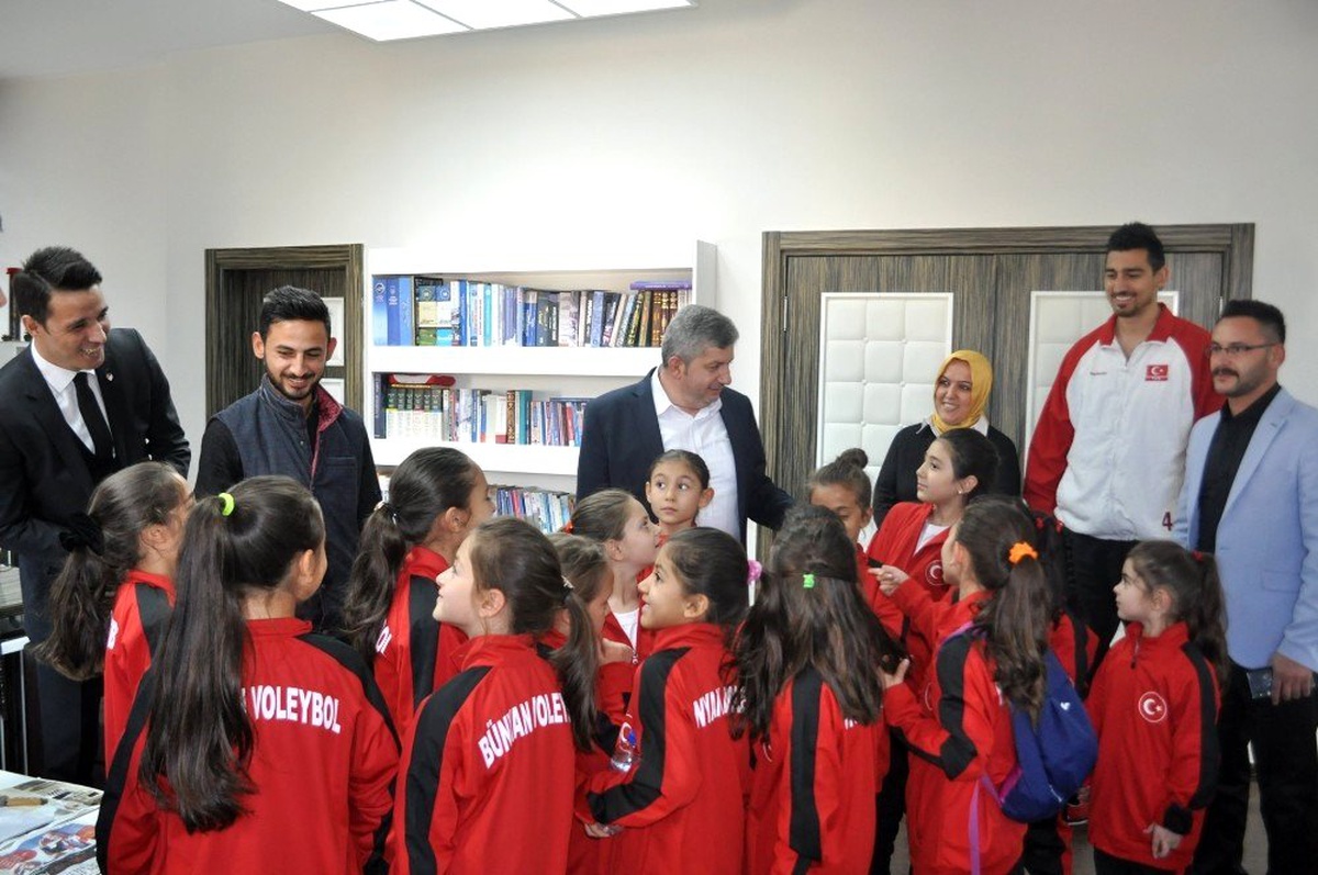 Bünyan\'ın Minik Voleybolcularından Başkan Altun\'a Ziyaret