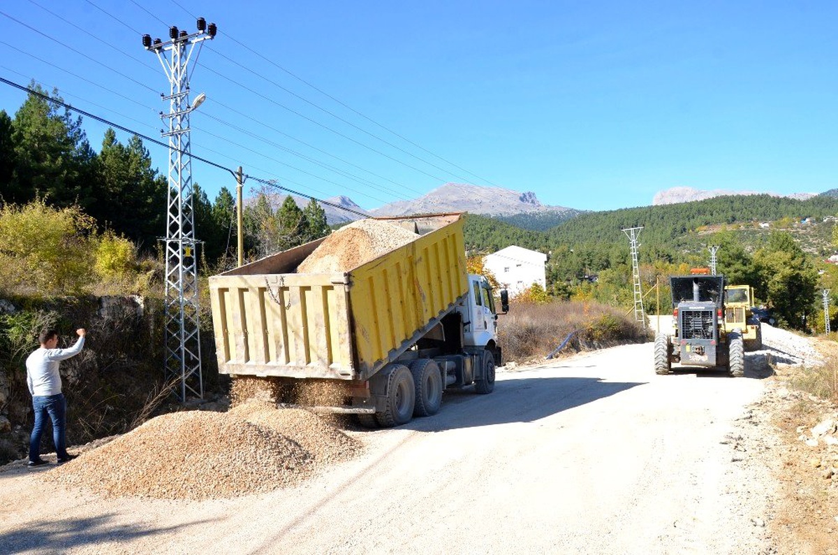 Çamlıyayla\'da heyelandan zarar gören yollar onarıldı