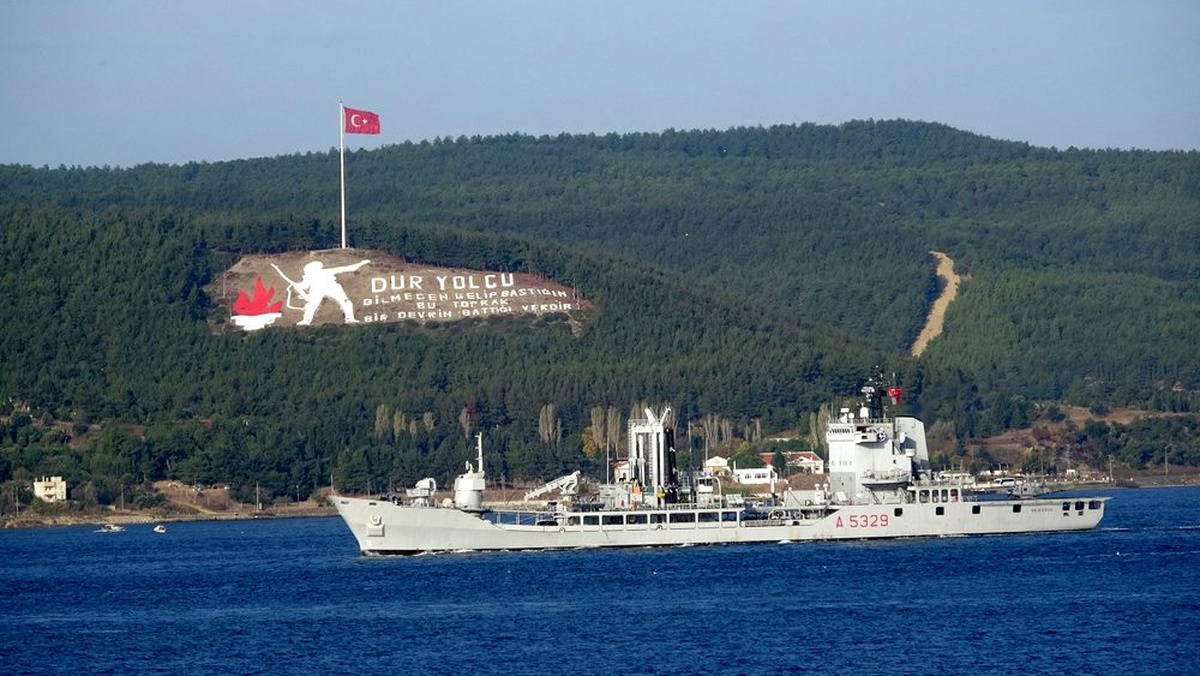 Çanakkale Boğazı\'ndan peş peşe NATO gemileri geçti